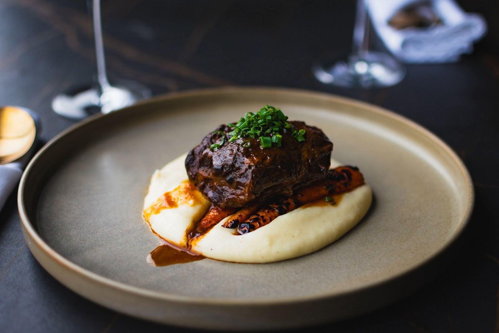 Viande braisée sur purée, au King Alexandre