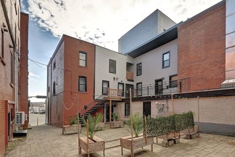Terrasse, 297-303, rue King Ouest