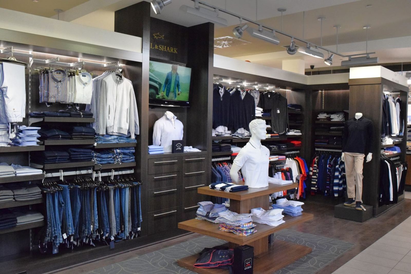 Vêtements pour hommes en boutique