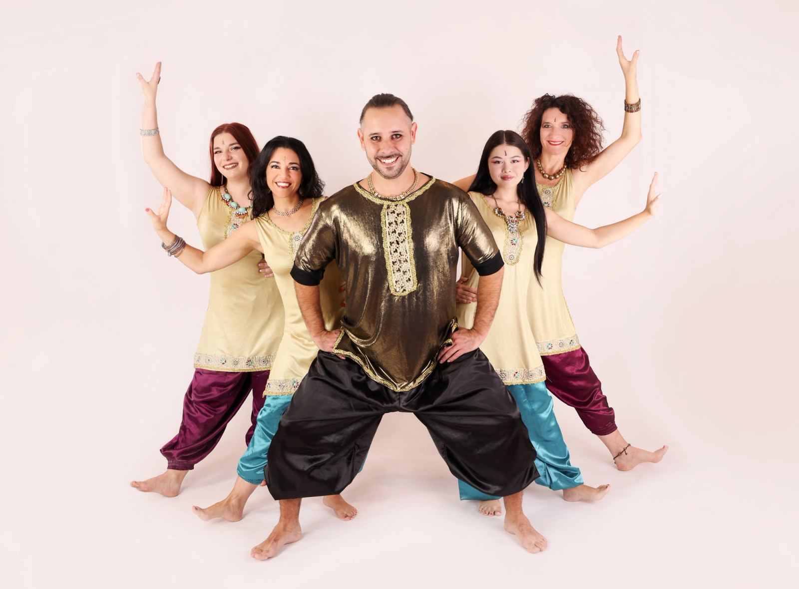 La troupe du Studio Danse Anka en costumes de danse bollywood