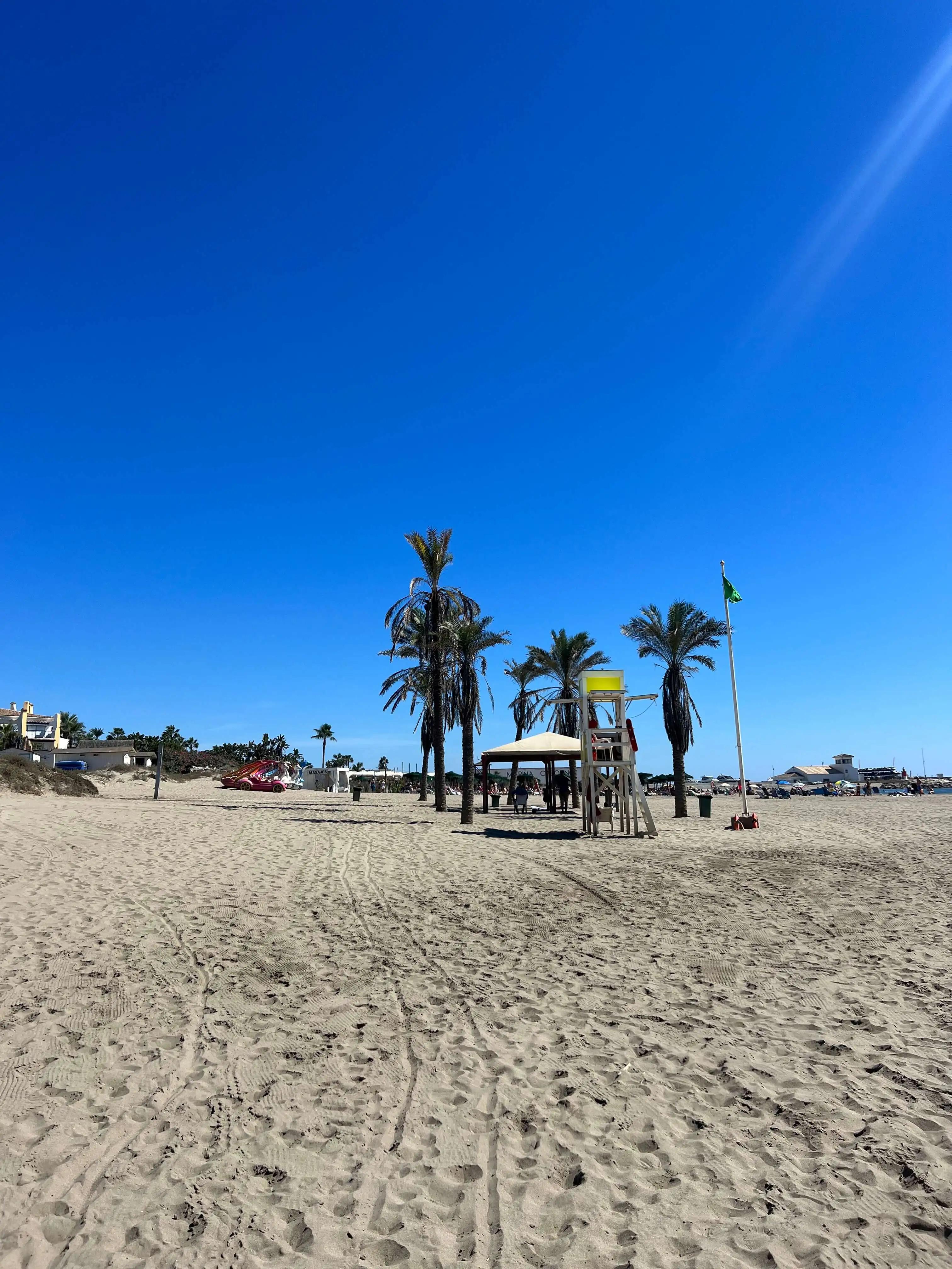 Food and drinks are a 5-10 minute walk away at Playa de Artola - Cabopino