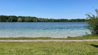Lots of grass and clear water. Feringasee is a nude lake must!