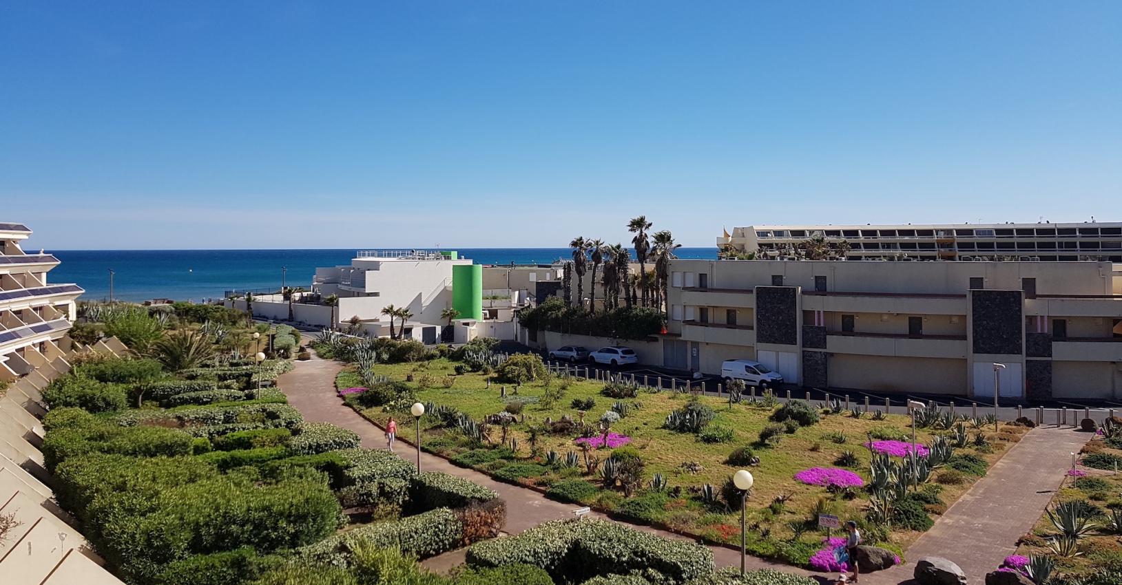 Héliopolis : A horseshoe shaped complex with 4 floors. Direct access to the beach in blocks O and C. Lifts in all blocks except FGH and O.