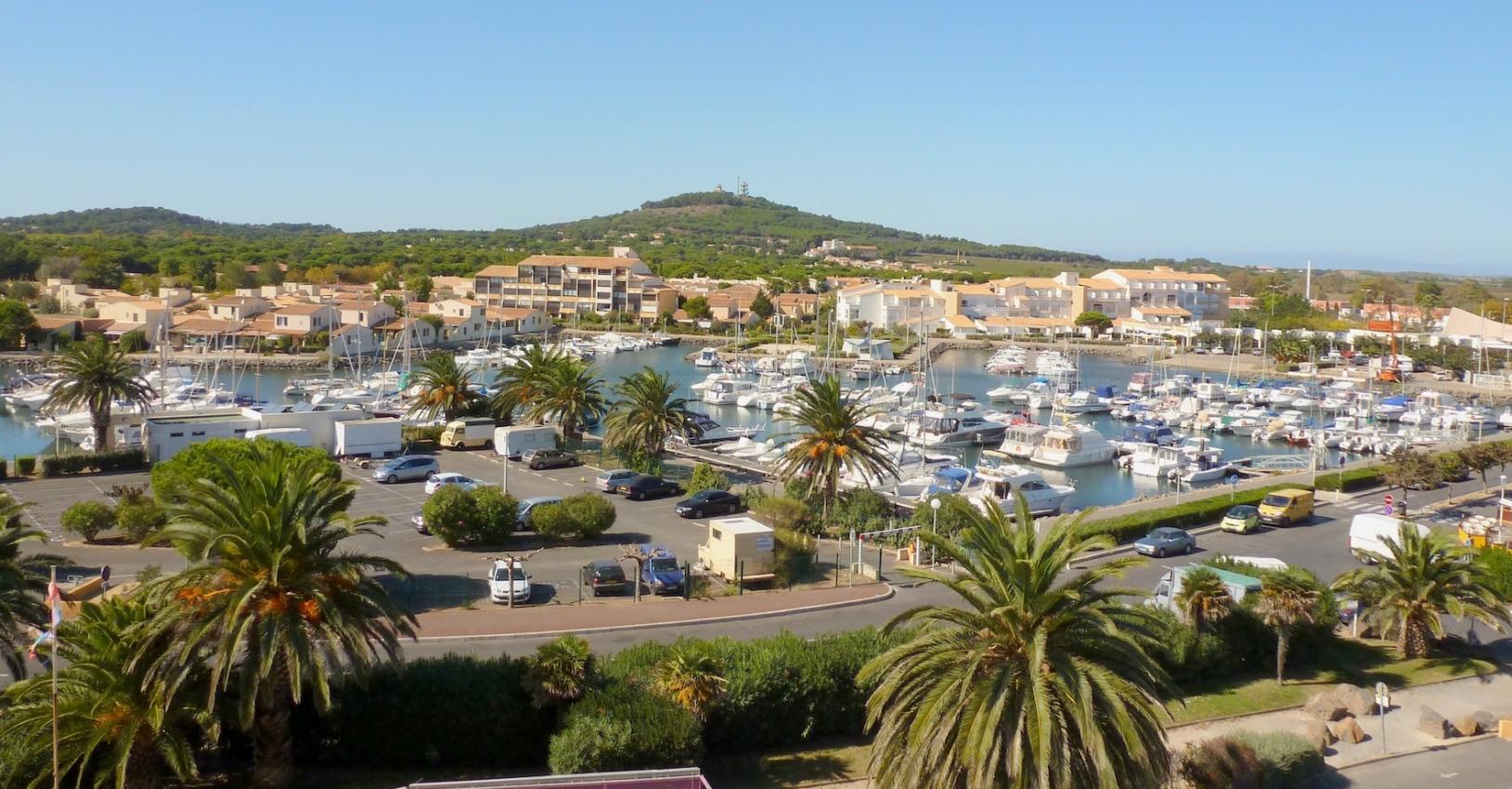 Port Soleil / Port Vénus: Two residential areas in quiet locations, near to the pleasure port. Swimming pools with free access for residents.