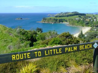 Clearly marked path to Little Palm Nude Beach in Waiheke