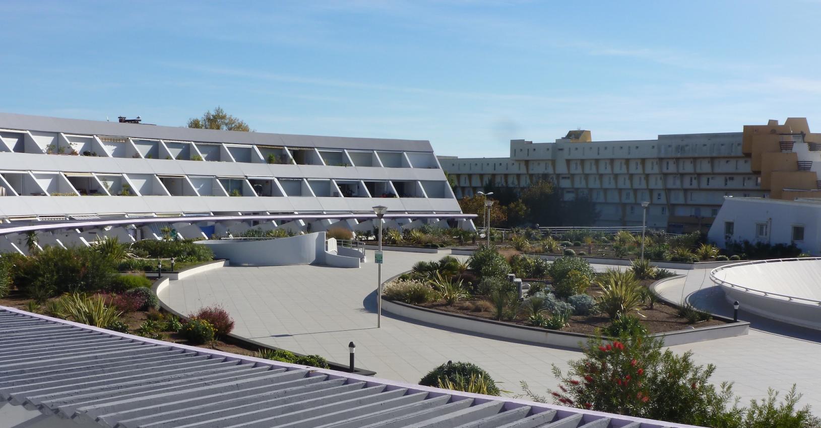 Port Ambonne: A complex with 3 floors near the pleasure port. Large apartments for up to 4 persons, with separate bedroom. Shopping centre, restaurants and bars.