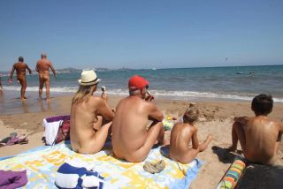 Plage Naturiste Les Esclamandes - Clothing optional beach in France