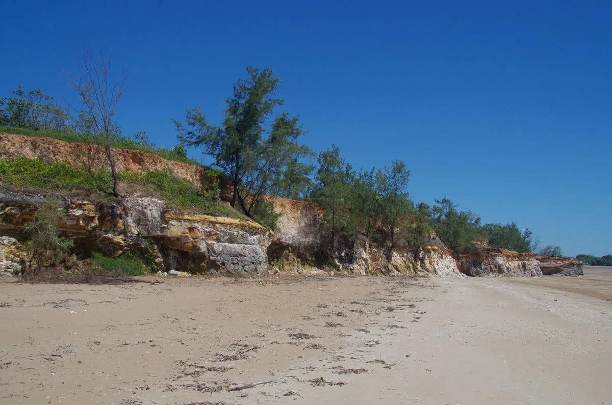 The shoreline can be slightly raised in parts