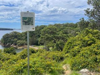 The harder (but quicker) trail to Cobblers Beach starts here behind the oval