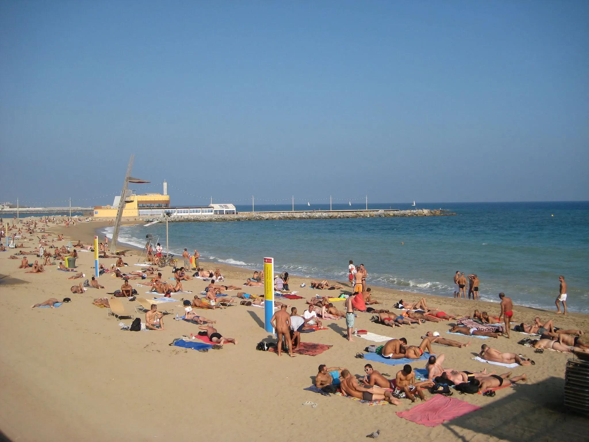 Platja de la Mar Bella can get much busier than this on weekends!