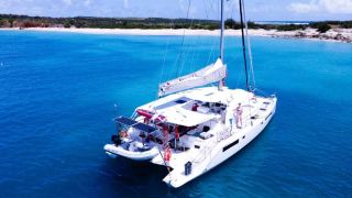 Clothing optional catamaran cruises are also available at Residence Adam & Eve