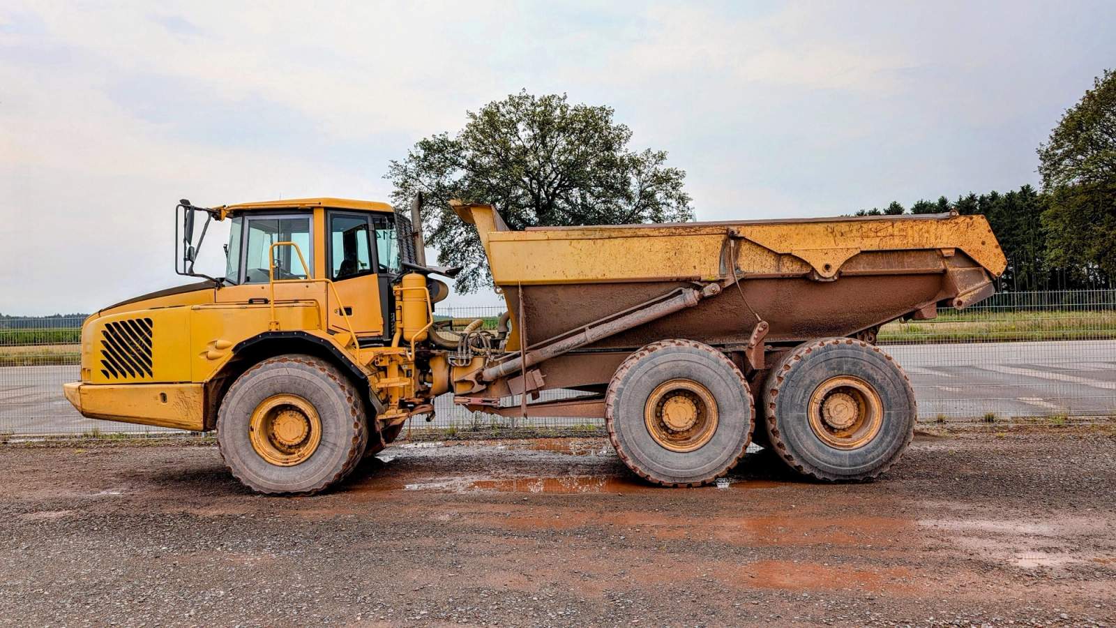 Sell your used dump truck or construction equipment to Vast Equipment