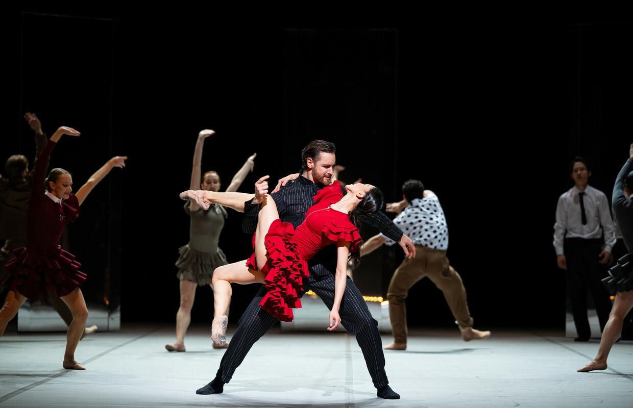 Minju Kang as Carmen, James Streeter as Zuniga and English National Ballet dancers in Johan Inger's Carmen © Laurent Liotardo_scr