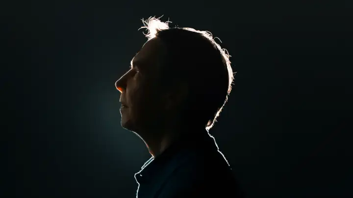 Jeff Koons side profile