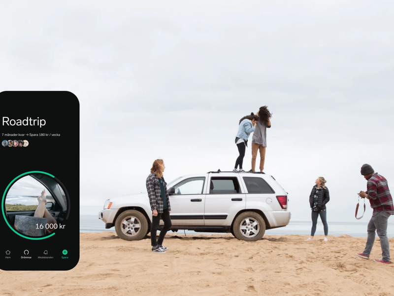Familj och vänner runt en parkerad vit jeep på en sandstrand med havet i bakgrunden, intill en mobilskärm med en gruppdröm "Roadtrip" och saldot 16 000 kr.