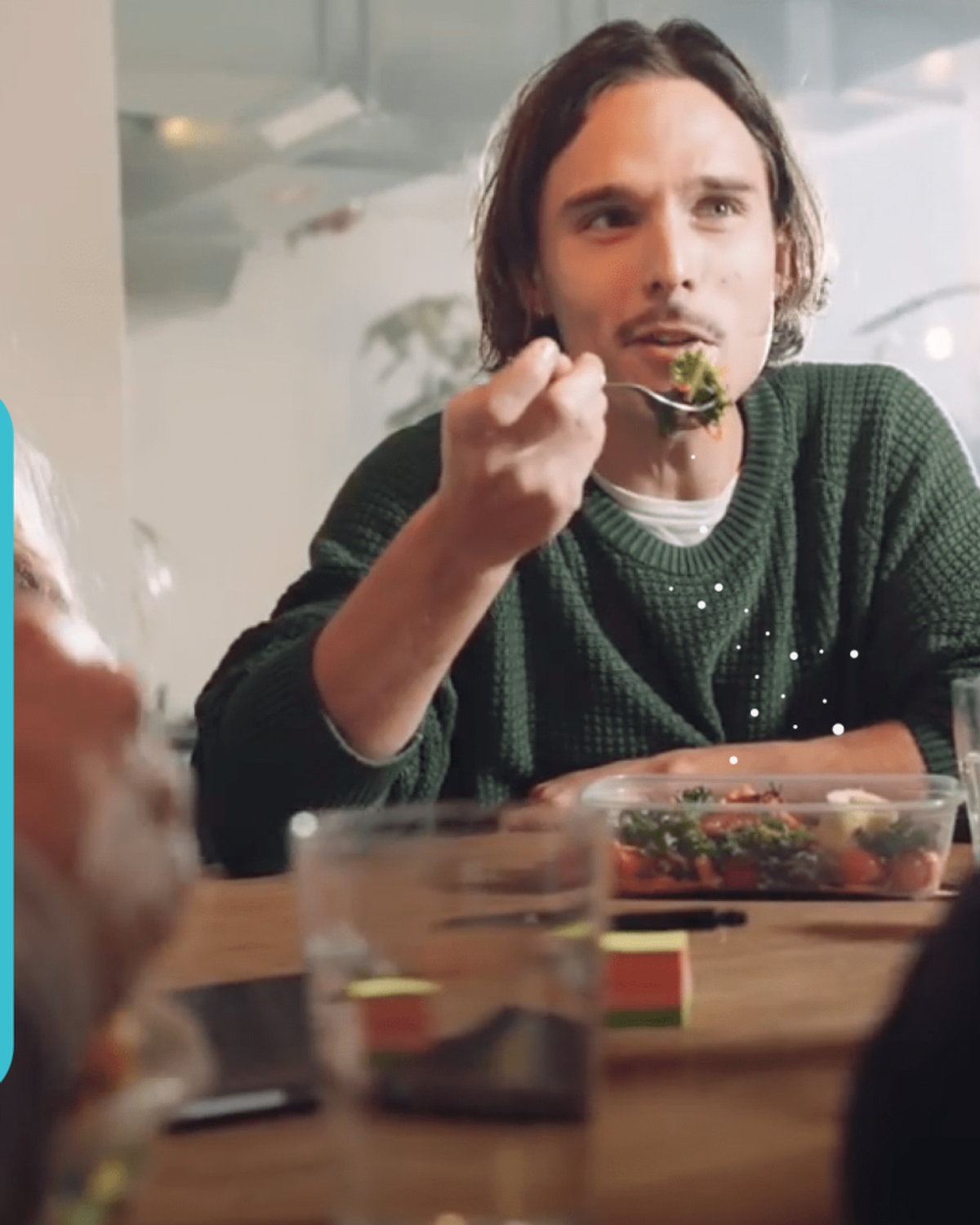 Personer sitter runt middagsbord och äter medan Dreams-appen visar ett sparhack för matlådor.