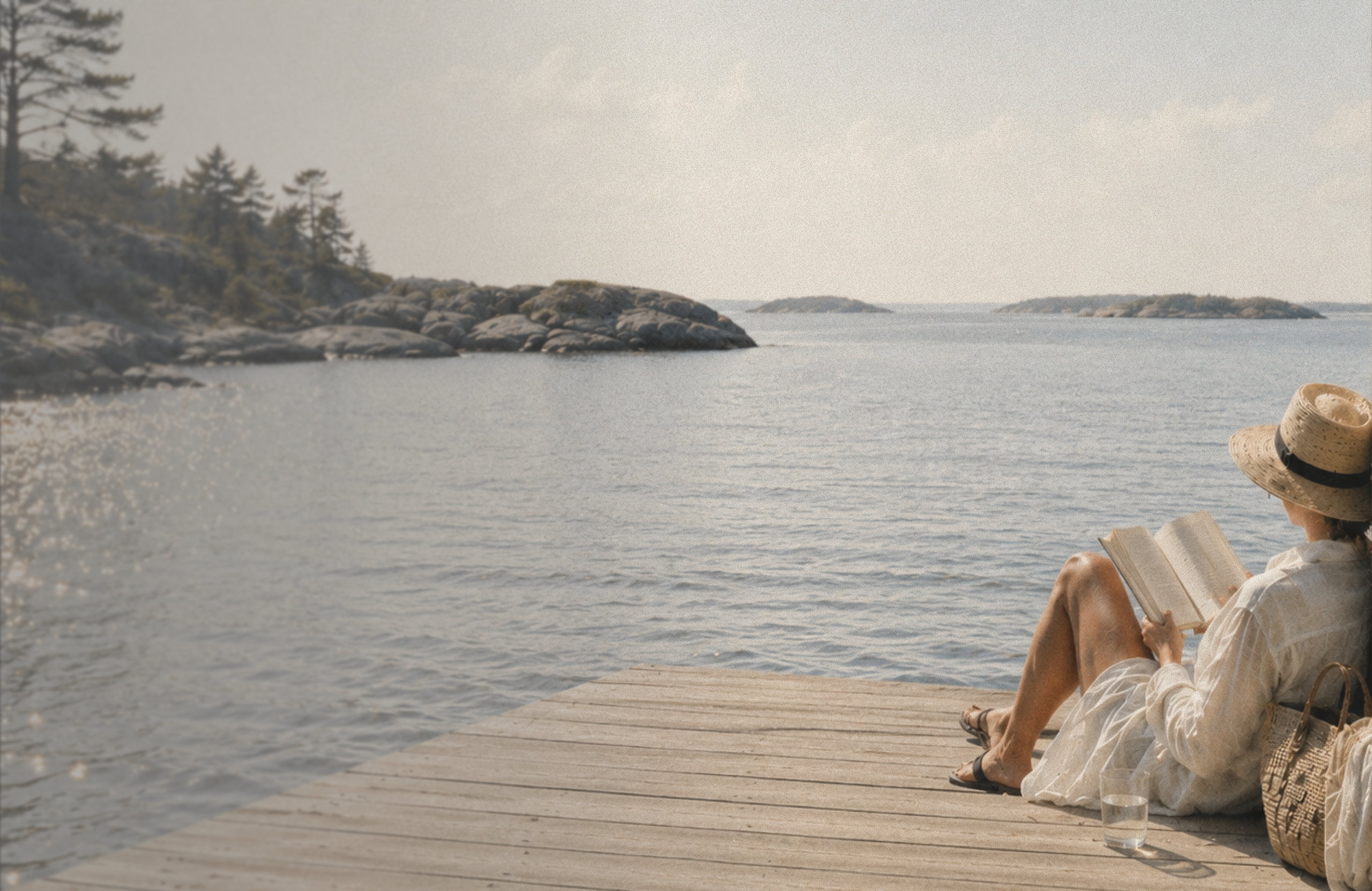 Kvinna blundar mot solen vid havet