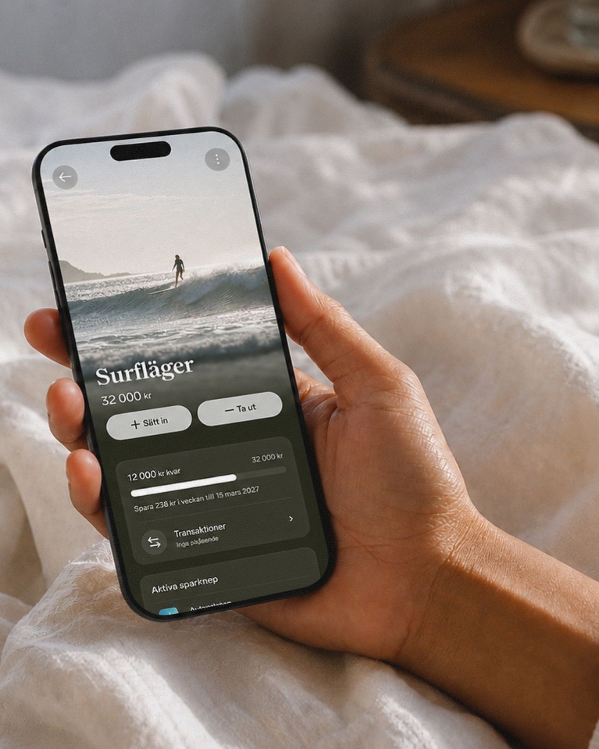 En person håller en mobiltelefon som visar en Dreams-dröm för en surfresa.