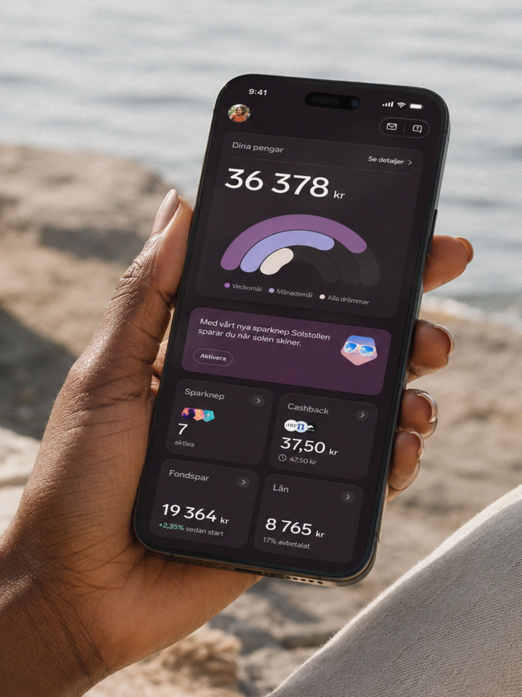 En hand håller i en mobiltelefon som visar översikten i Dreams-appen.
