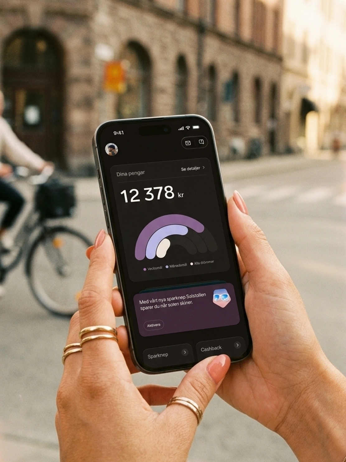 Hand som håller i en mobil med Dreamsappen
