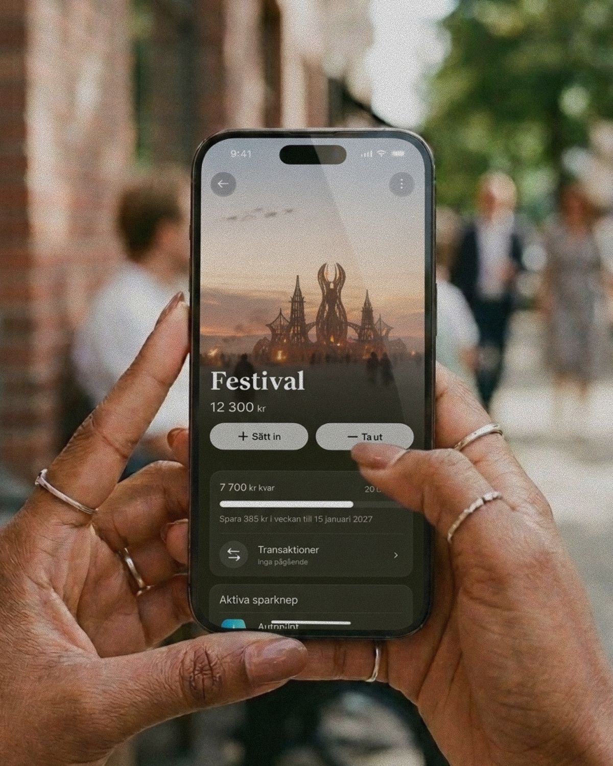 En person håller en mobiltelefon som visar en Dreams-dröm för en festival.