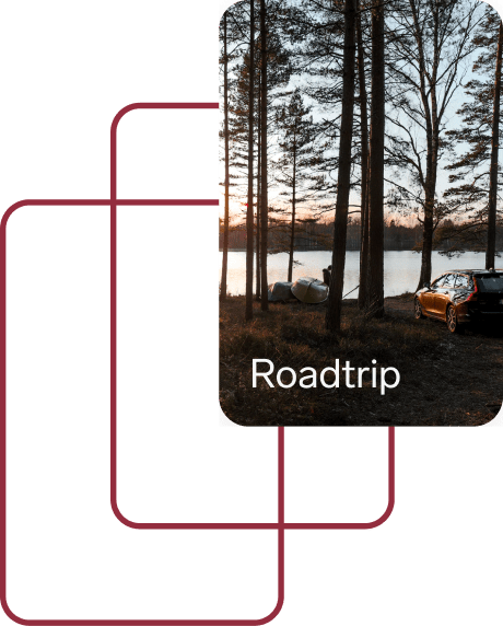 Tält uppspänt vid en spegelblank skogssjö i skymningen, en parkerad bil bredvid, ovanpå texten "Roadtrip" — illustration av sommarens hemester.