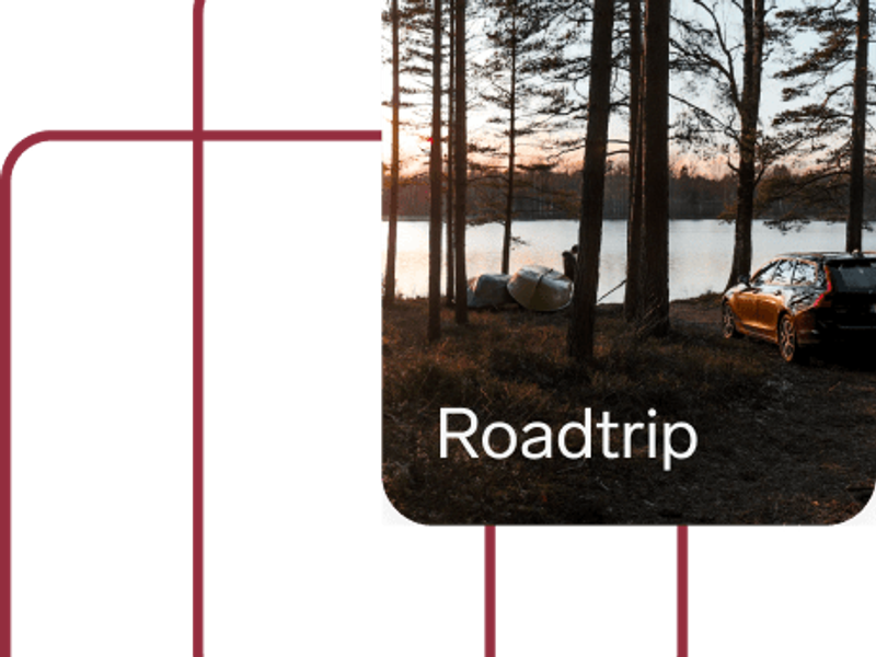 Tält uppspänt vid en spegelblank skogssjö i skymningen, en parkerad bil bredvid, ovanpå texten "Roadtrip" — illustration av sommarens hemester.