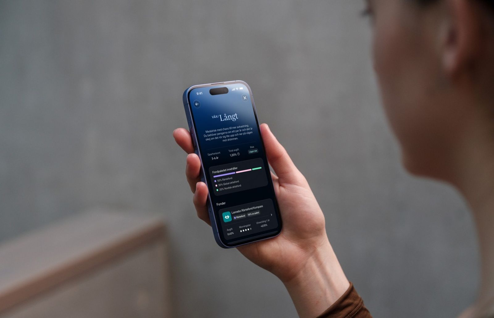 En kvinna som tittar på sin telefon