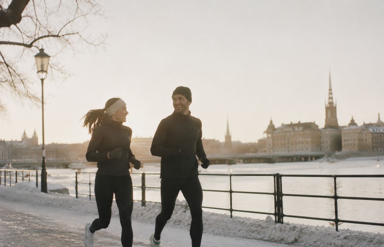 Ett par som är på löprunda i ett vintrigt Stockholm