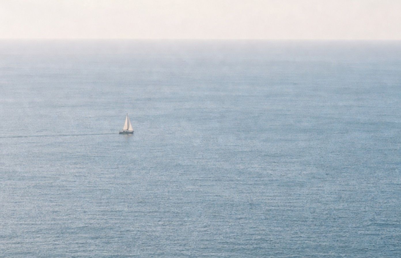 En segelbåt på öppet hav