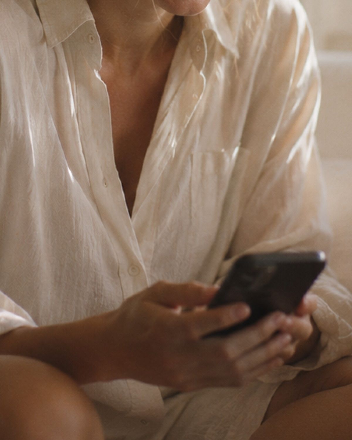 Kvinna som håller i en mobiltelefon