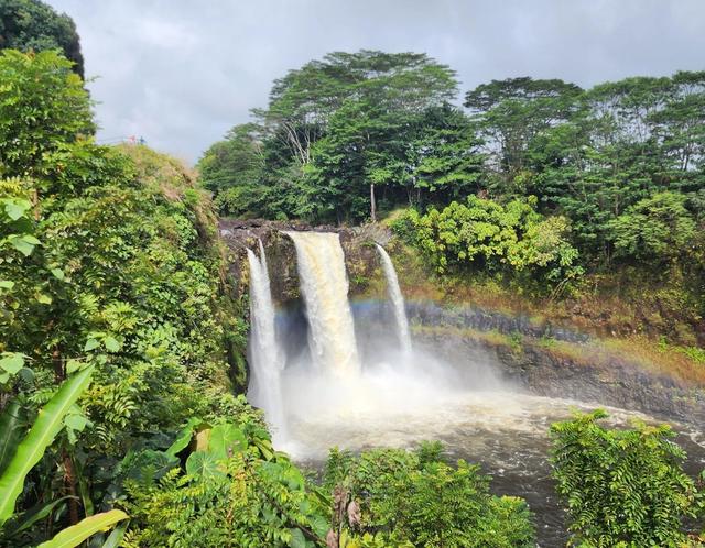 Rainbow Falls surrounded by lush greenery near Hilo on Hawaiʻi Island.