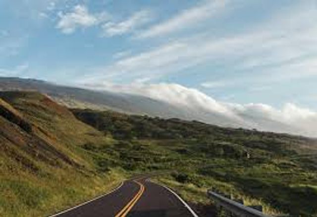 A road scene on Hawaiʻi Island.
