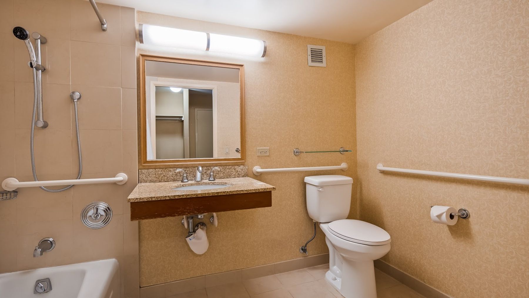 Photo 7 of Airport Honolulu Hotel, Trademark Collection by Wyndham in Pearl Harbor & ʻAiea, Oahu