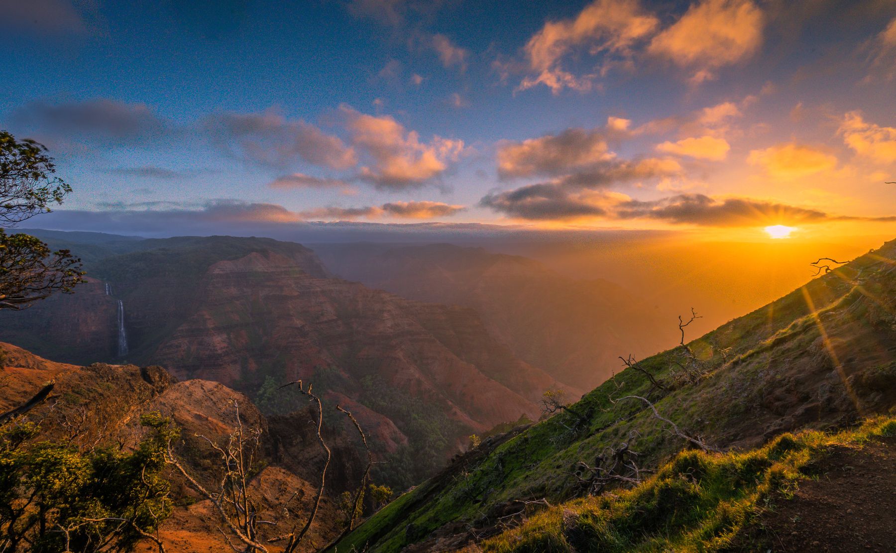sunrise at the Waimea Canyon overlook