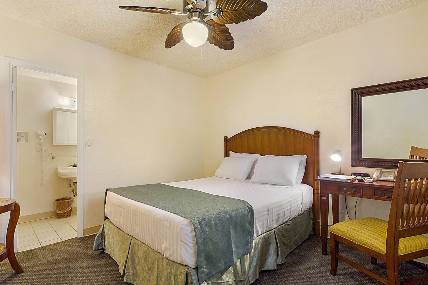 Photo 1 of Pacific Marina Inn in Pearl Harbor & ʻAiea, Oahu