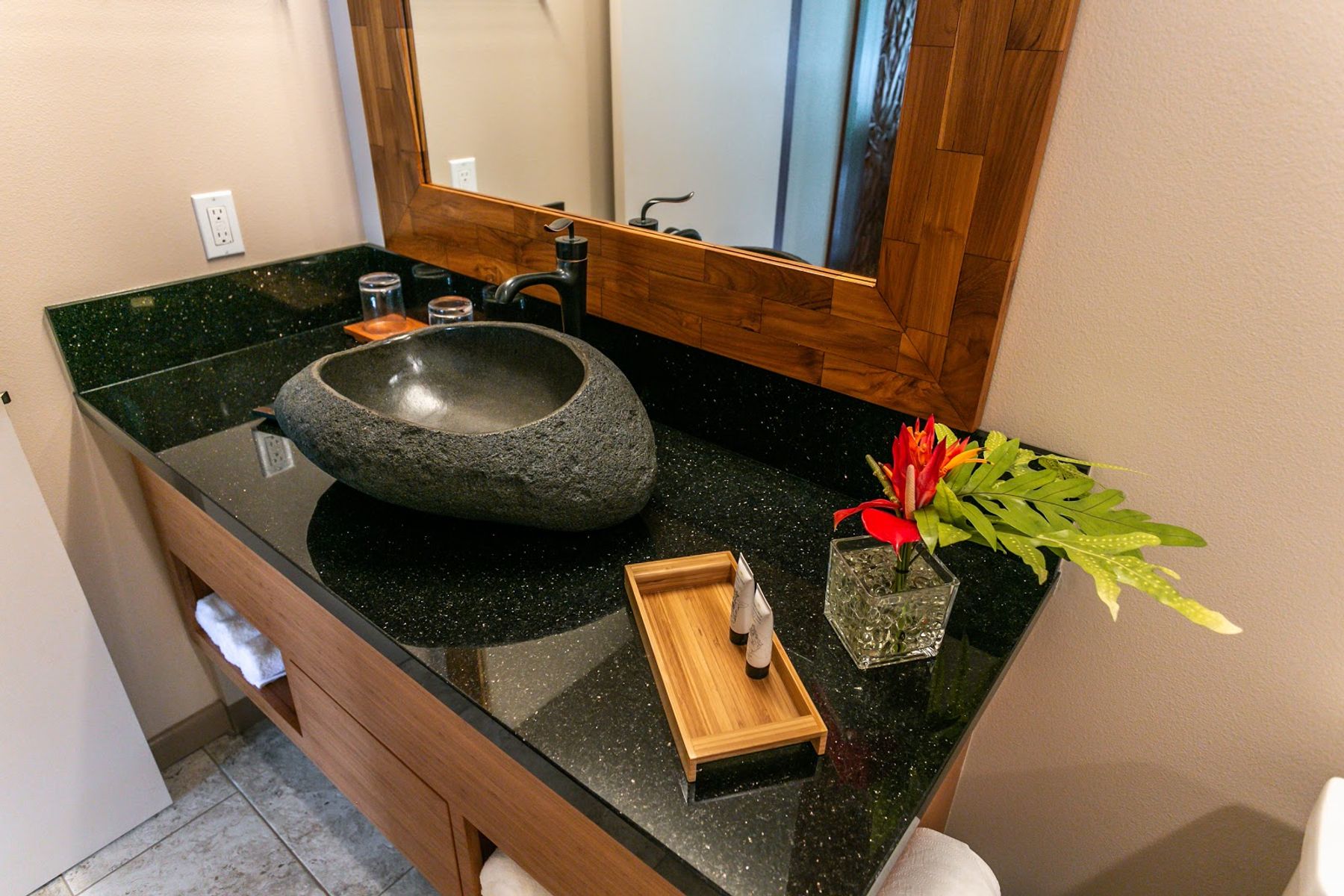 Photo 3 of Hilo Beach House Inn in Hilo, Big-island