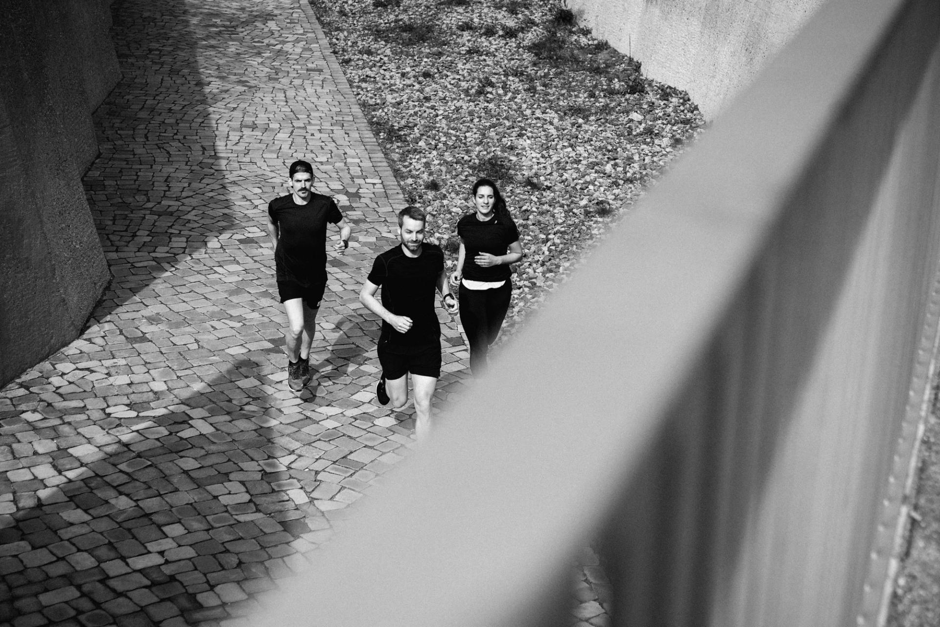 Runners cobblestone bw — Björn Lexius, Hamburg, Germany