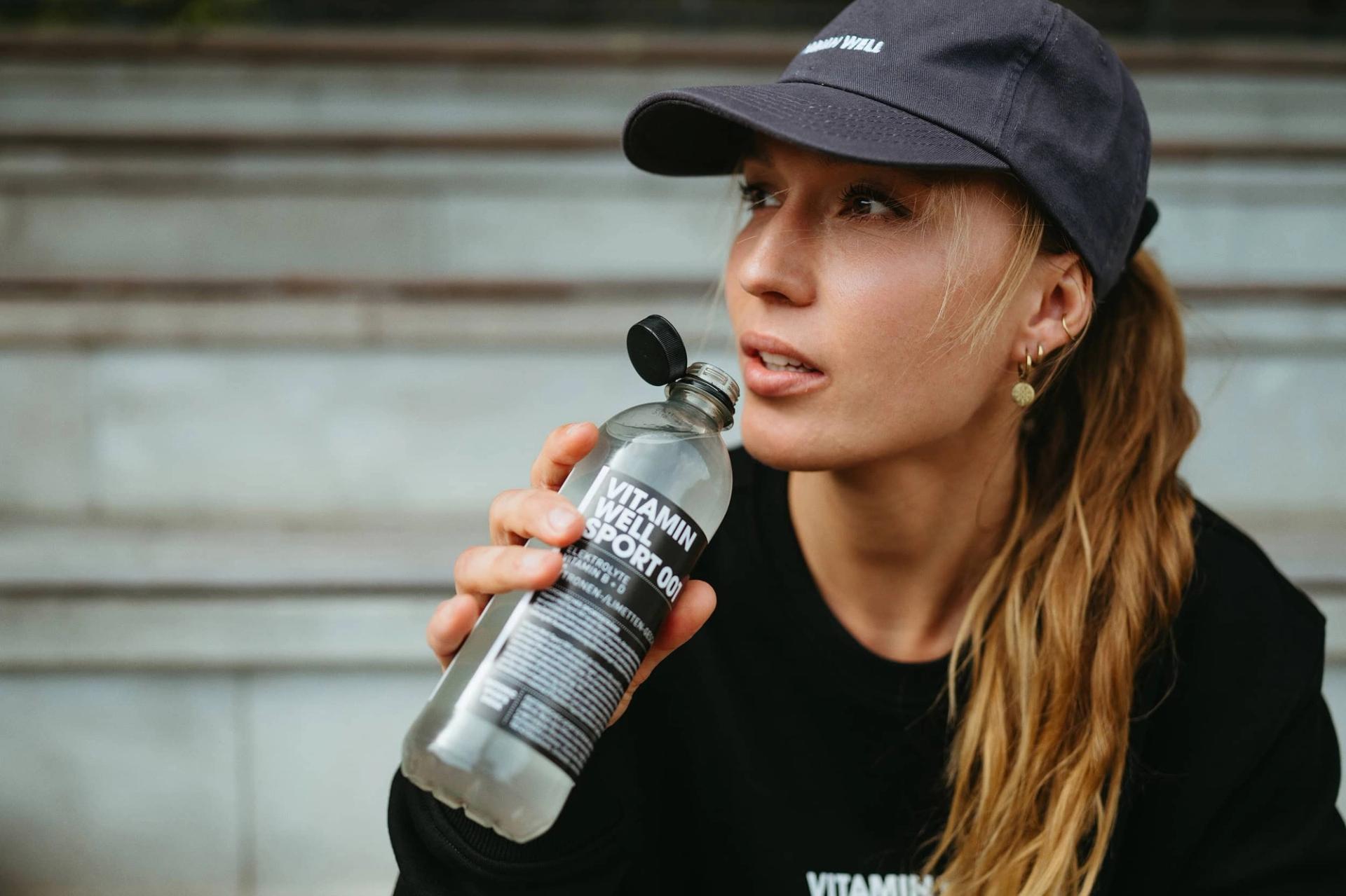 Athlete in cap drinking from Sport 001 bottle — Björn Lexius, Hamburg