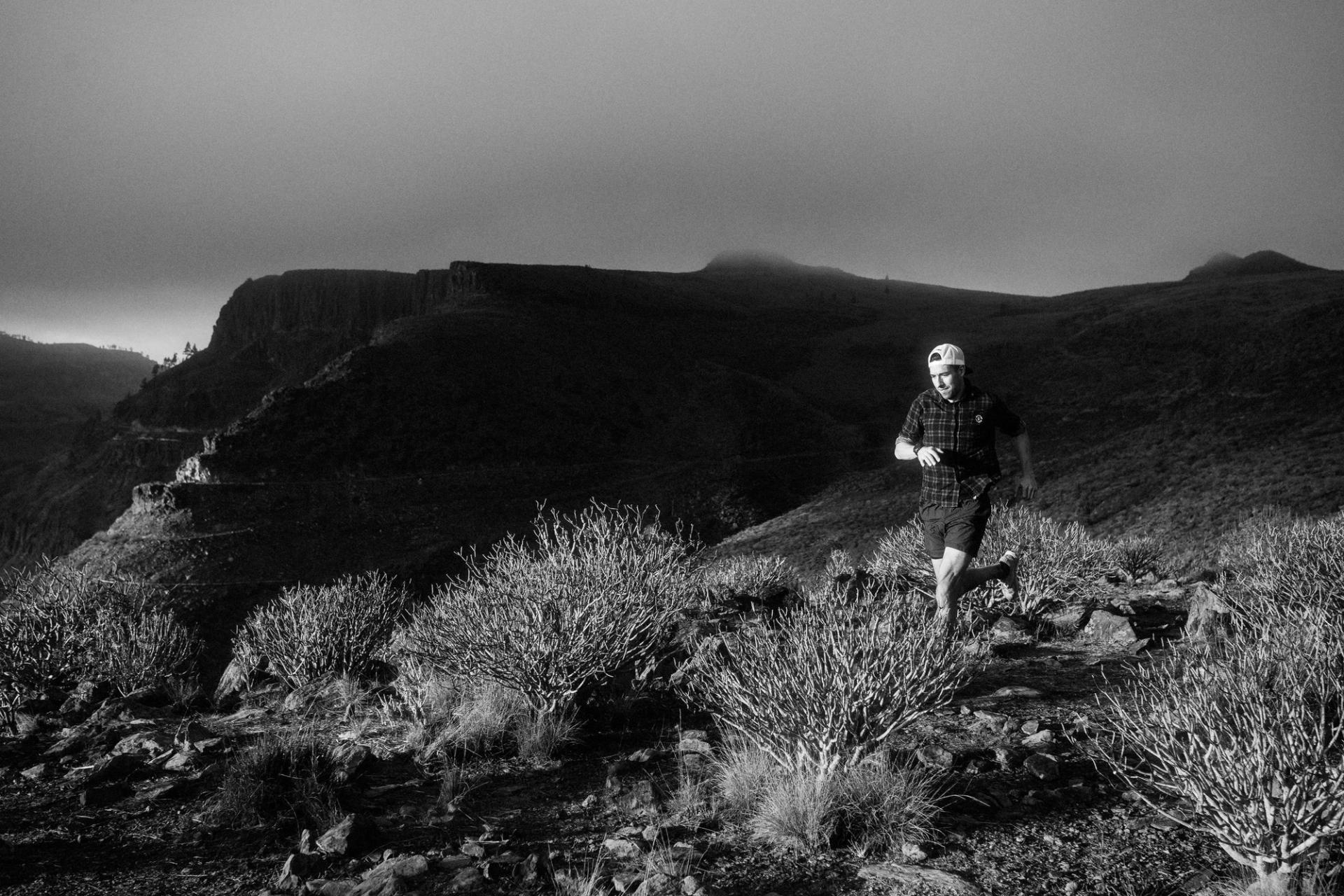 Runner rocky descent — Björn Lexius, Gran Canaria, Spain
