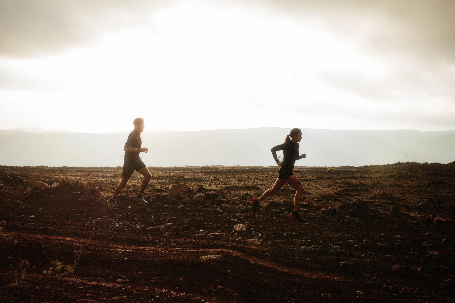 Two runners arid plateau — Björn Lexius, Gran Canaria, Spain