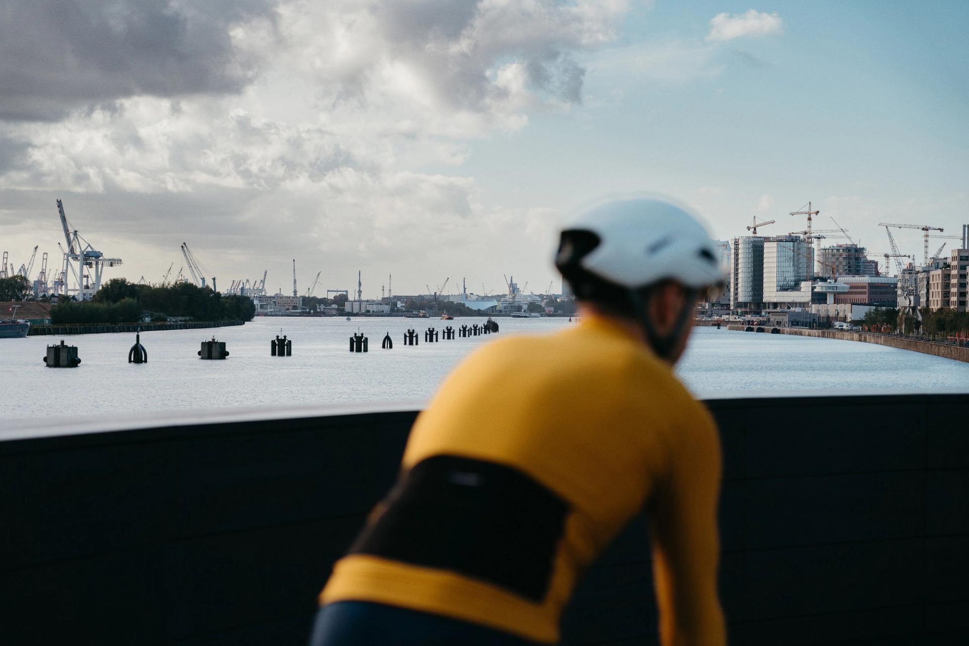 Cyclist riding city — Björn Lexius, Hamburg