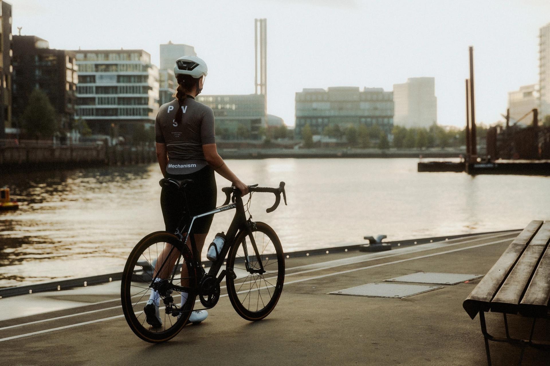Cyclist harbor morning — Björn Lexius, Hamburg