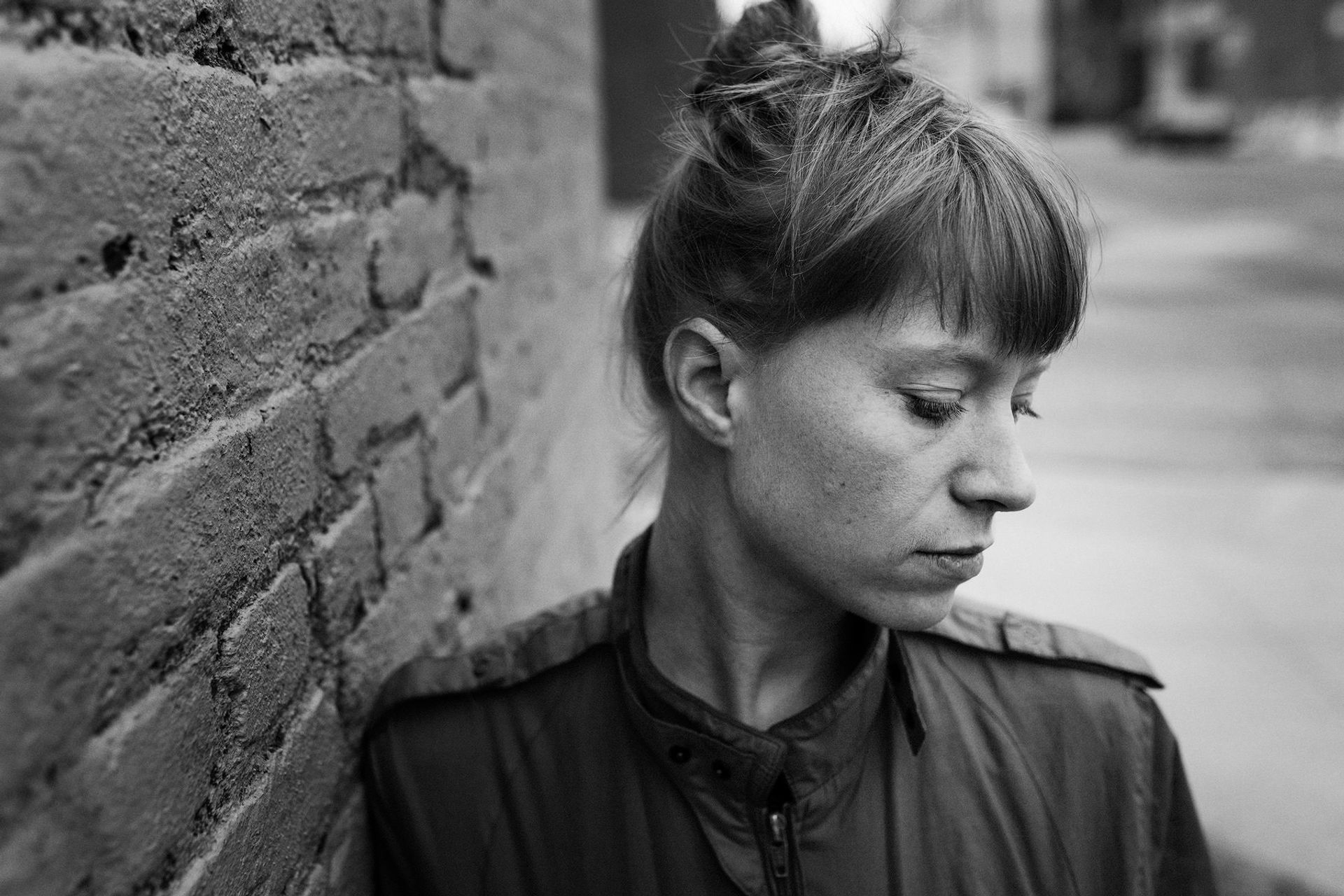 Close portrait brick wall bw — Björn Lexius, Brooklyn, New York