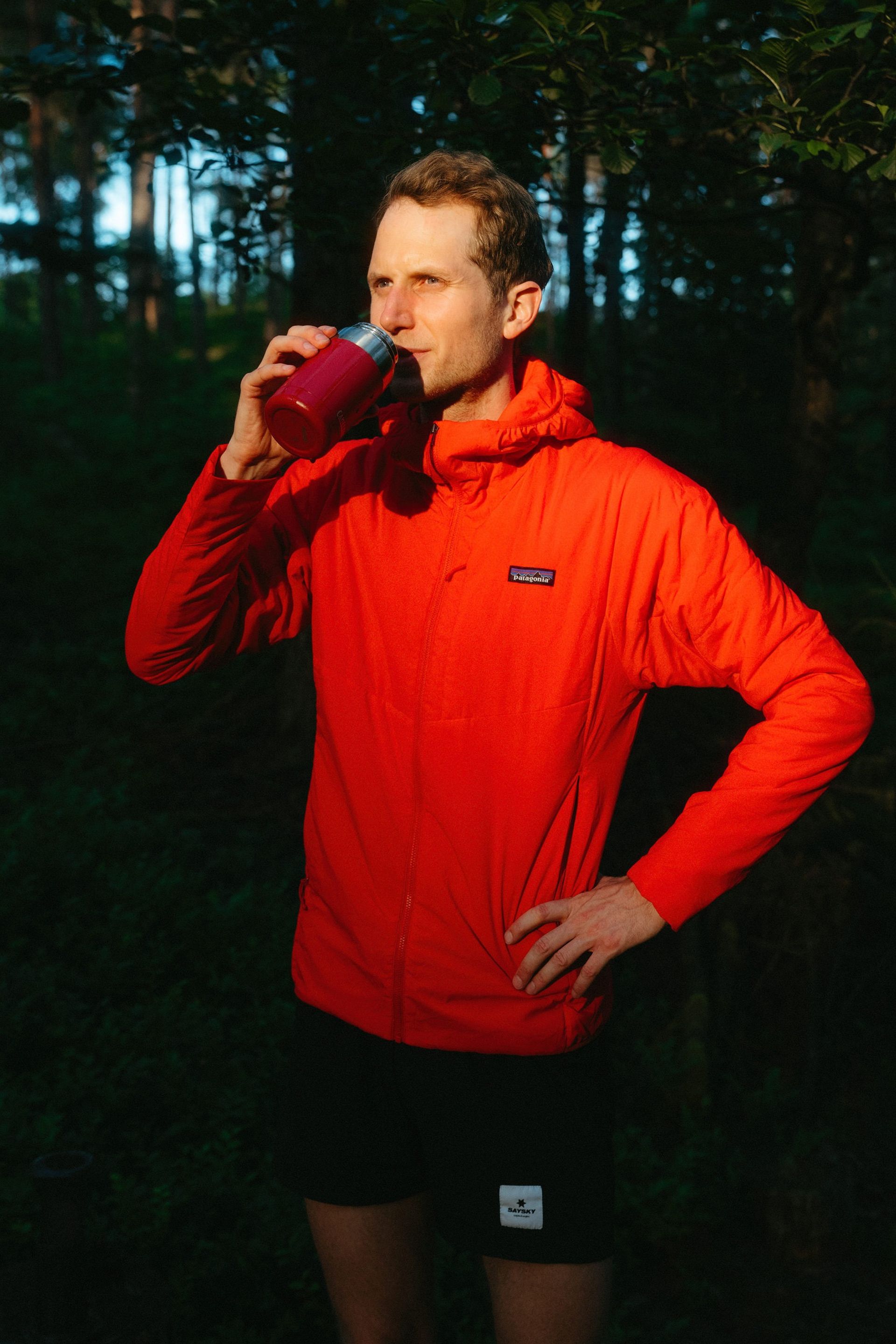 Runner drinking red jacket — Björn Lexius, Hamburg, Germany