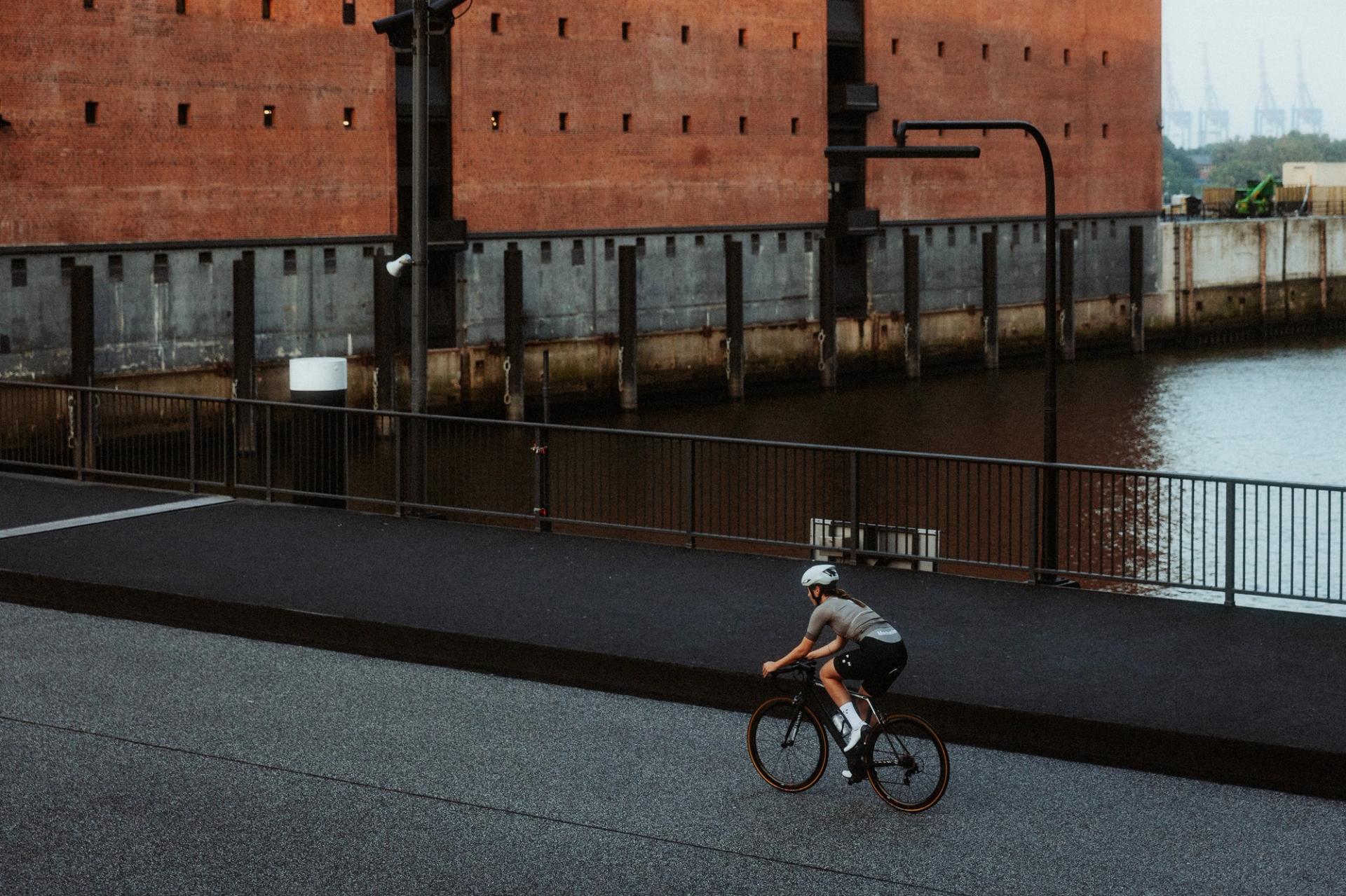 Cyclist warehouse waterway — Björn Lexius, Hamburg
