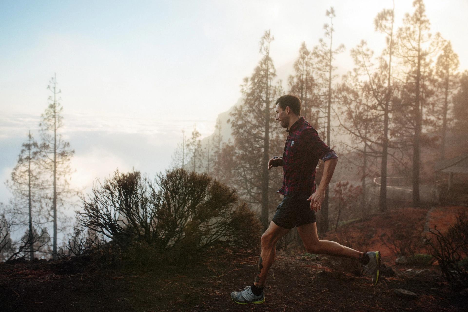 Male runner sunrise above clouds — Björn Lexius, Gran Canaria, Spain