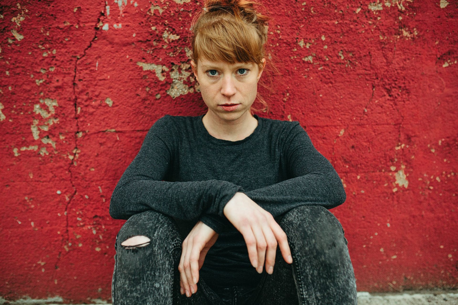 Sitting red wall — Björn Lexius, Brooklyn, New York