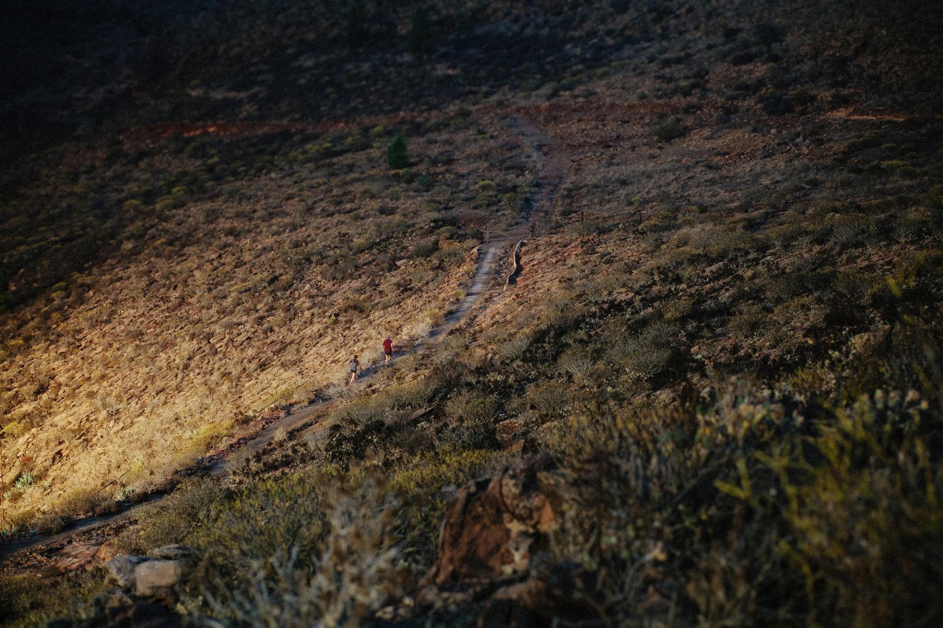 Runners arid trail aerial — Björn Lexius, Gran Canaria, Spain