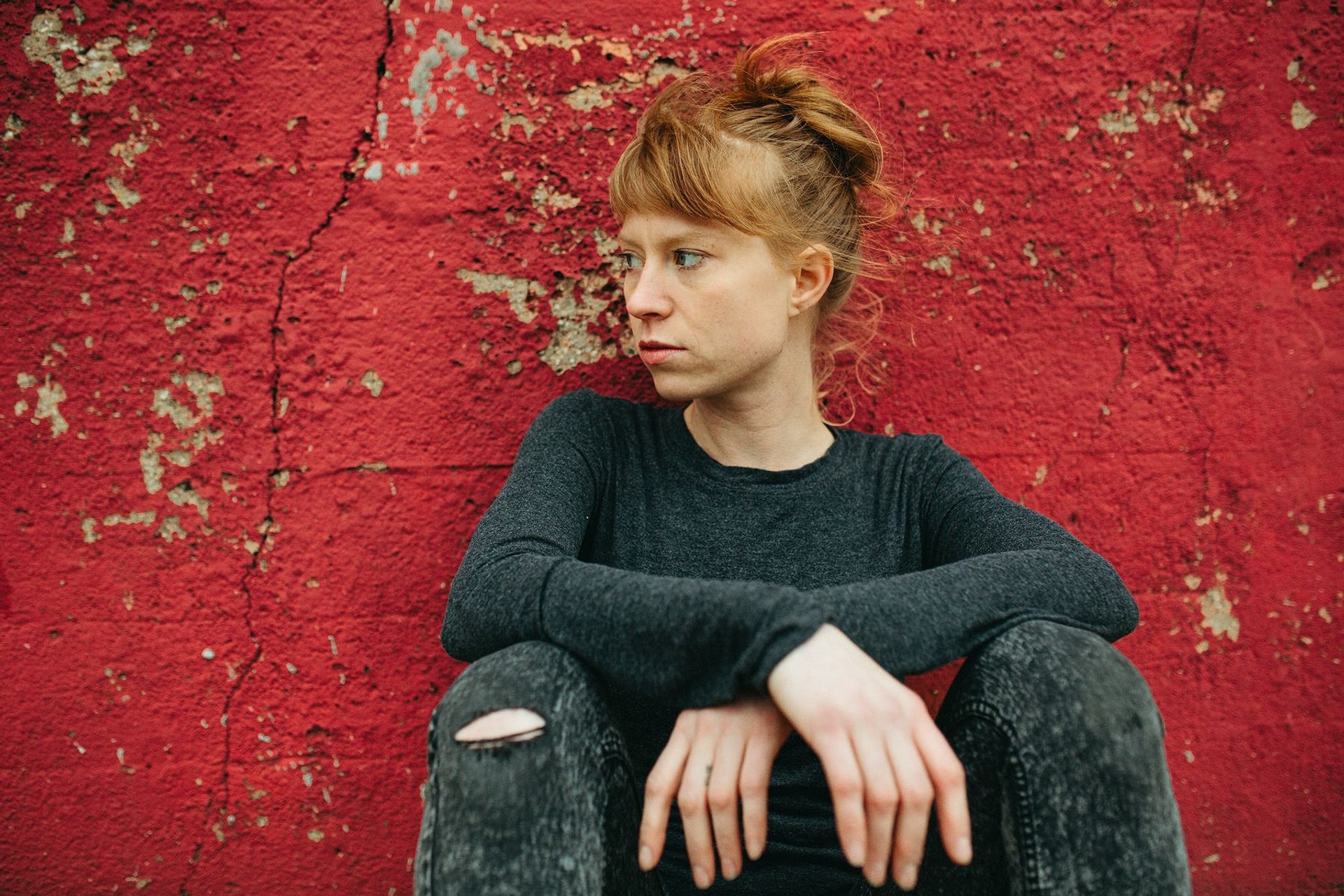 Sitting red wall sideways — Björn Lexius, Brooklyn, New York